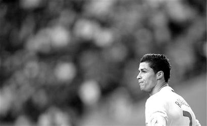 拉普拉塔大学生抗议阿足协新规，背身列队迎接联赛冠军罗萨里奥（不满阿足协新规，拉普拉塔大学生背对列队致意联赛冠军罗萨里奥）