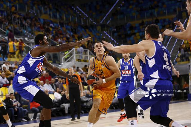 恰20：尼科-帕斯？他进步了很多很有前途，但我不关注对手（恰20：尼科-帕斯进步很快、潜力十足，但对手不是我的关注点）