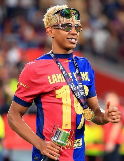 为什么年轻球员转会豪门球队总会不太顺利，背后需要注意什么问题？（年轻球员加盟豪门为何屡遭不顺？背后的风险与关键考量是什么？）