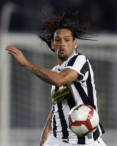 广东男篮防守稳固力克上海（稳健防守助广东男篮击败上海队）