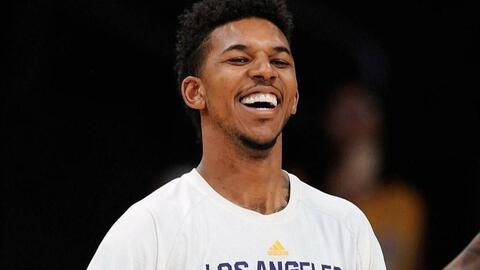 最后连失绝平三分！贺希宁19中9空砍21+8+8 三分6中0（关键时刻连失扳平三分！贺希宁19投9中空砍21分8板8助 三分球6投0中）