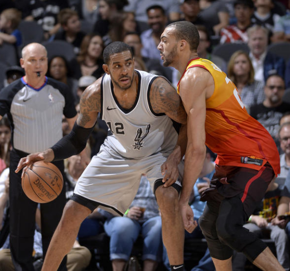 欧文突破防守连续得分（欧文强突撕裂防线连取分）