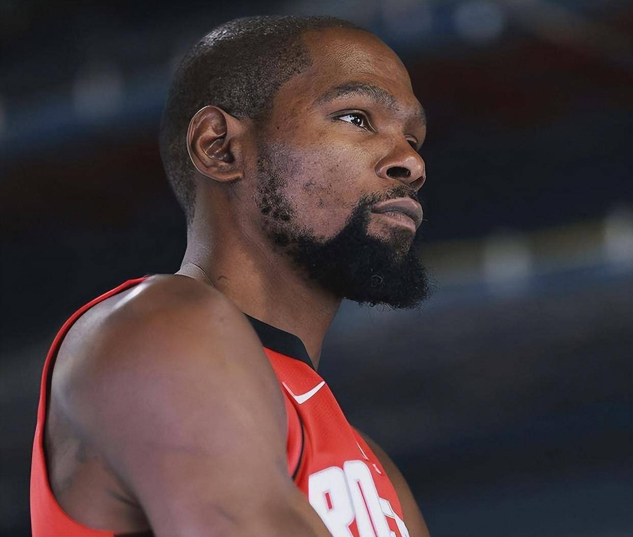 看着就疼！斯玛特与亚当斯相撞胳膊直接脱臼 表情痛苦跑回更衣室（令人揪心：斯玛特与亚当斯碰撞致手臂脱臼，痛苦退场直奔更衣室）