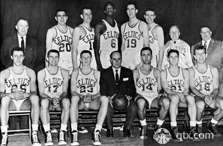 这比进球还难~鹈鹕新秀皮维空接空篮 球转了一圈出来了（离谱一幕：鹈鹕新秀皮维空接空篮，皮球绕筐一圈竟弹出）