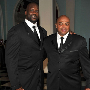 足球曼联新援首秀即破门，球迷高呼：值了！（曼联新援处子秀破门，球迷直呼：值回票价！）