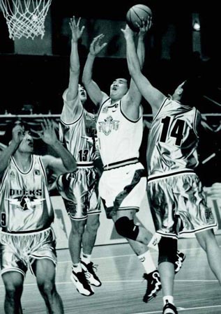 空接之城！2011年的今天：快船交易得到克里斯·保罗（空接之城起航！2011年今日快船交易引进克里斯·保罗）