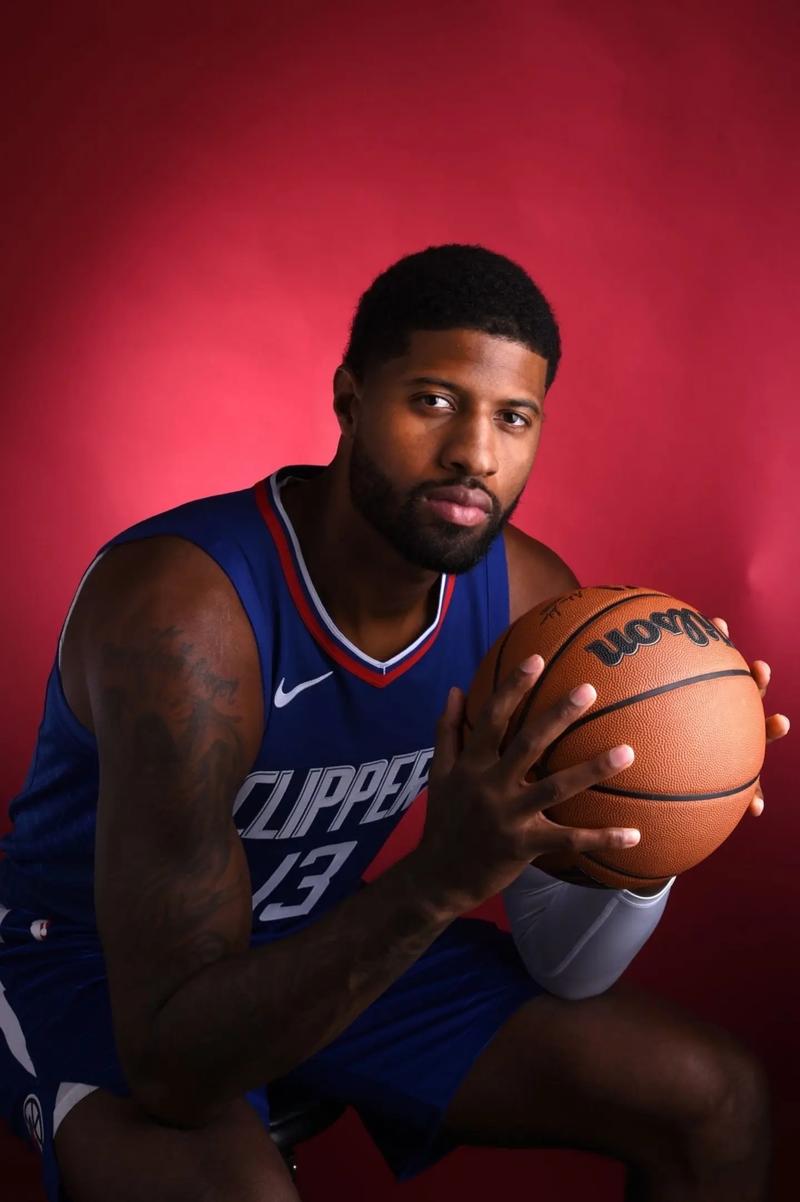 太疼了，萨勒马克尔斯被对手踩中后在地上抽动（萨勒马克尔斯遭对手踩踏后痛苦抽搐倒地）