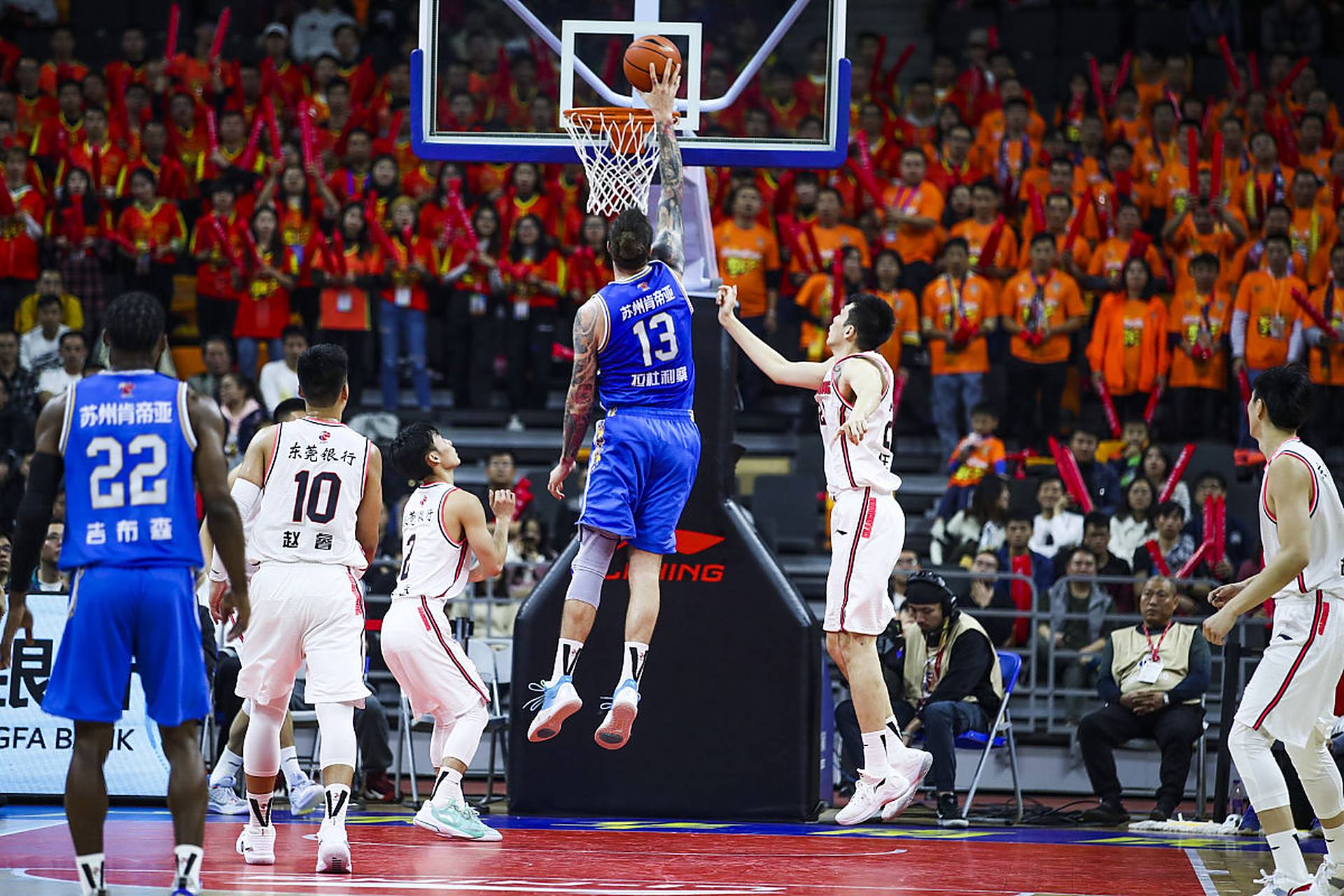 爱德华兹首节14分＆次节0分，森林狼半场3人得分上双（爱德华兹首节砍14分次节哑火，森林狼半场三人得分上双）