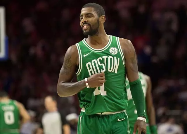 火三疯+湖三崩！东契奇两罚全丢 火箭阿门小贾杀穿湖人领先到20分（火箭第三节发飙湖人崩盘！东契奇两罚不中，阿门与小贾打爆湖人一度领先20分）