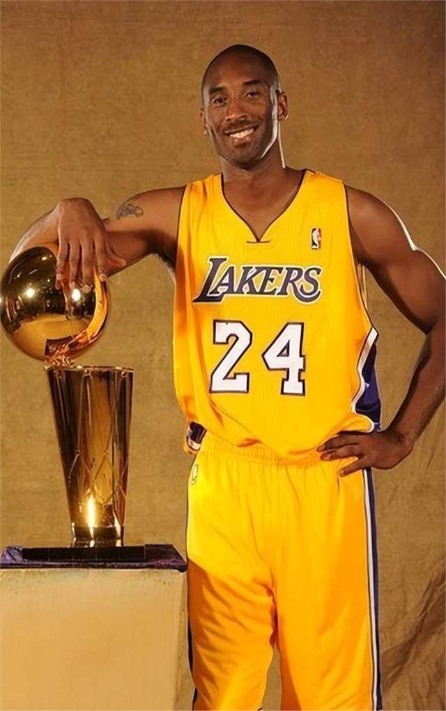 非媒：奥斯梅恩被换下后非常愤怒，拒绝和主帅切莱握手（非洲媒体：奥斯梅恩被换下怒气难消，拒与主帅切莱握手）