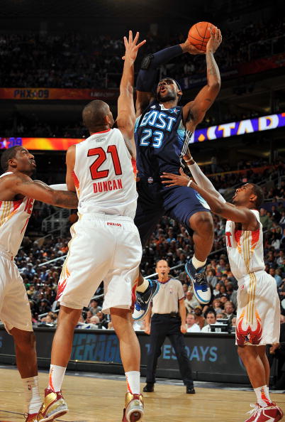 阿根廷国家队抵达安哥拉，大批球迷等候并高呼梅西名字（阿根廷国家队飞抵安哥拉，众多球迷迎候高喊梅西）