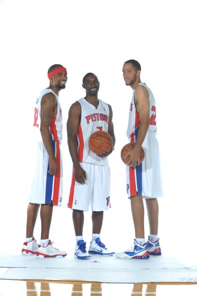 阿门打控卫：展现队友与球队信任，进步显著（阿门司职控卫：彰显队友与球队信赖，进步有目共睹）