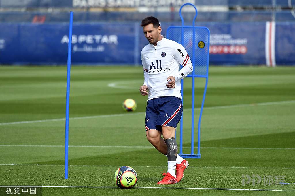 斯基拉：尤文将给伊尔迪兹500-550万年薪，加与欧冠挂钩奖金（斯基拉：尤文拟为伊尔迪兹提供500万至550万年薪，另含与欧冠挂钩的奖金）