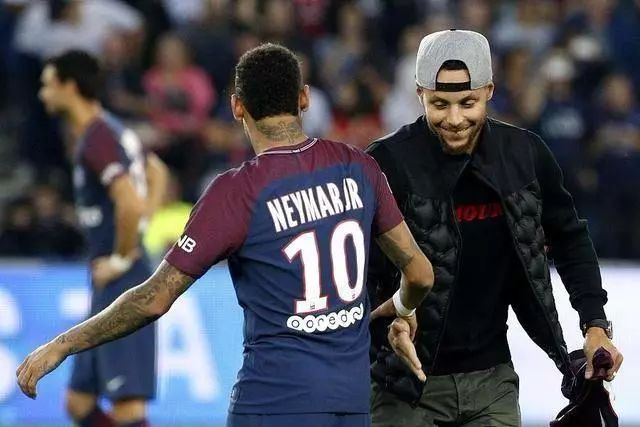 诺伊尔：乌尔比希一定会接替我的位置；我想慢慢考虑未来（诺伊尔：乌尔比希必将接替我；我会从容审视未来）